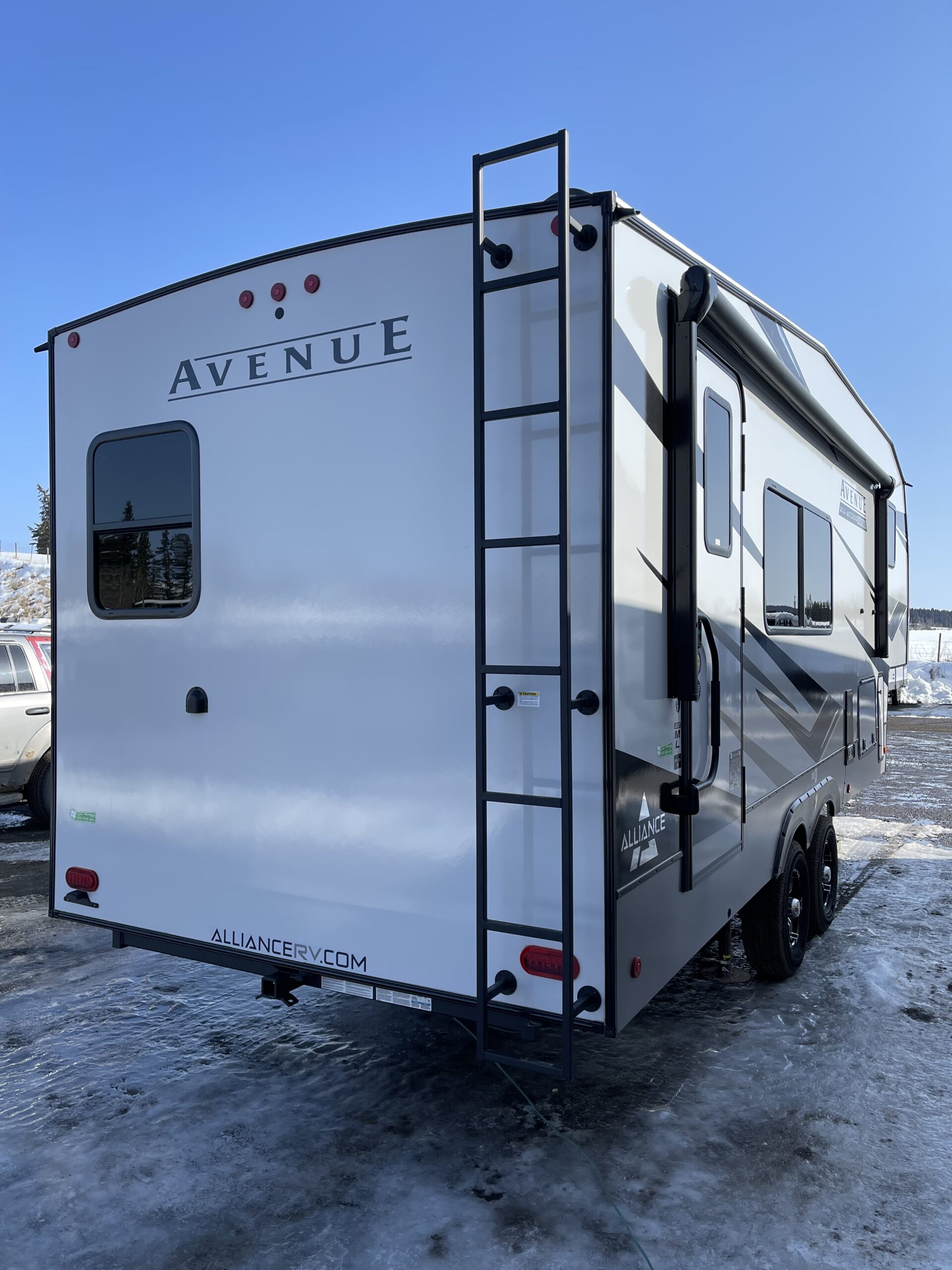 New Floorplan! Super Short Fifth Wheel RV from Alliance! Avenue 22ML! 